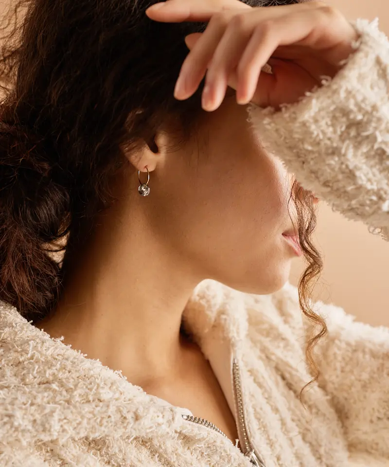 Tidløse øreringer med en Swarovski-krystall som anheng i antrasitt - Image 3