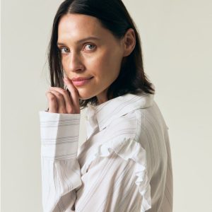 Lexington Jacquardvevd bluse med volanger hvit
